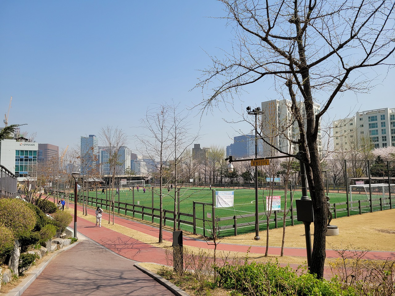手均发挥了